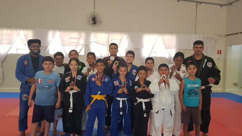 Projeto social de jiu-jitsu atende crianças e jovens carentes