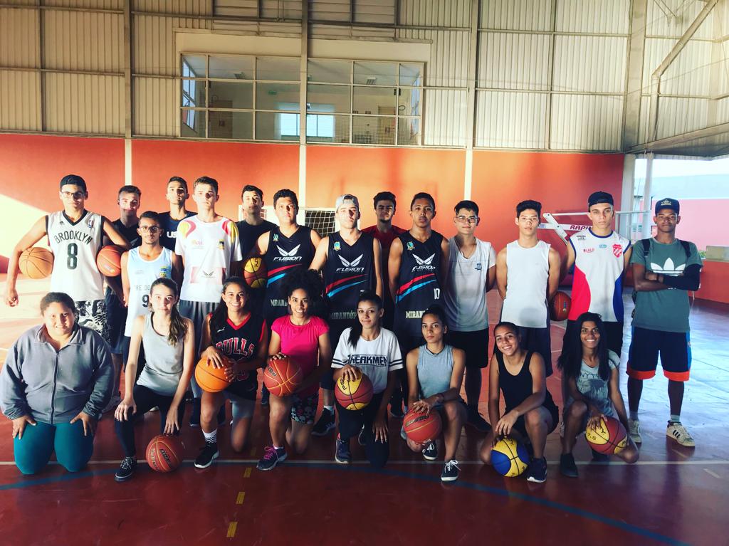 The Doctors incentiva prática do basquete em Mirandópolis