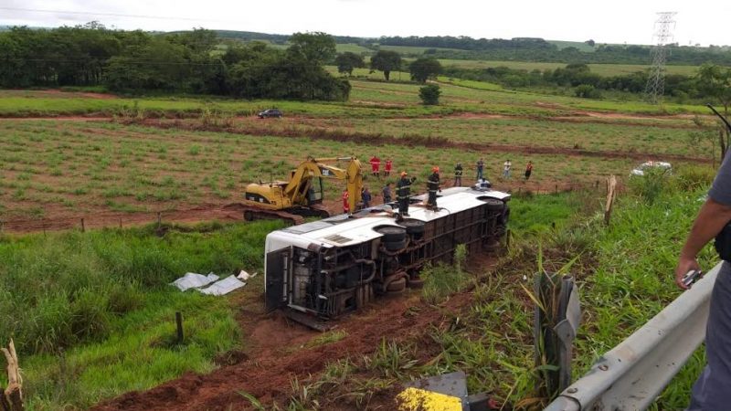 Duas pessoas morrem e 15 ficam feridas em acidente envolvendo ônibus no trevo de Mirandópolis