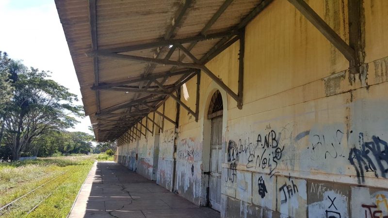 Abandono da estação ferroviária preocupa moradores; Prefeitura promete reforma