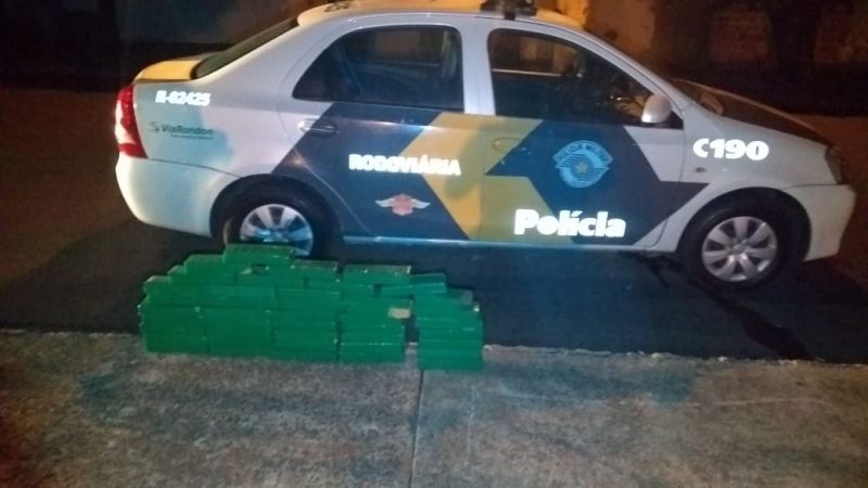 Polícia Rodoviária aborda carro com maconha e prende dois por tráfico