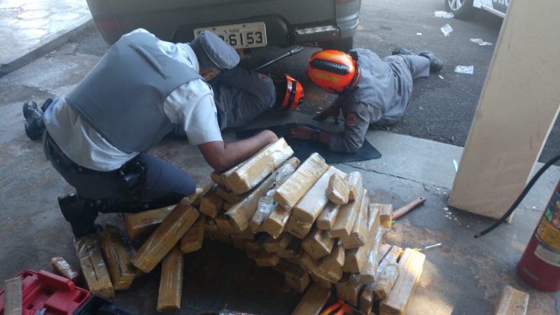 Homem é preso após polícia achar tabletes de maconha escondidos em fundo falso de carro