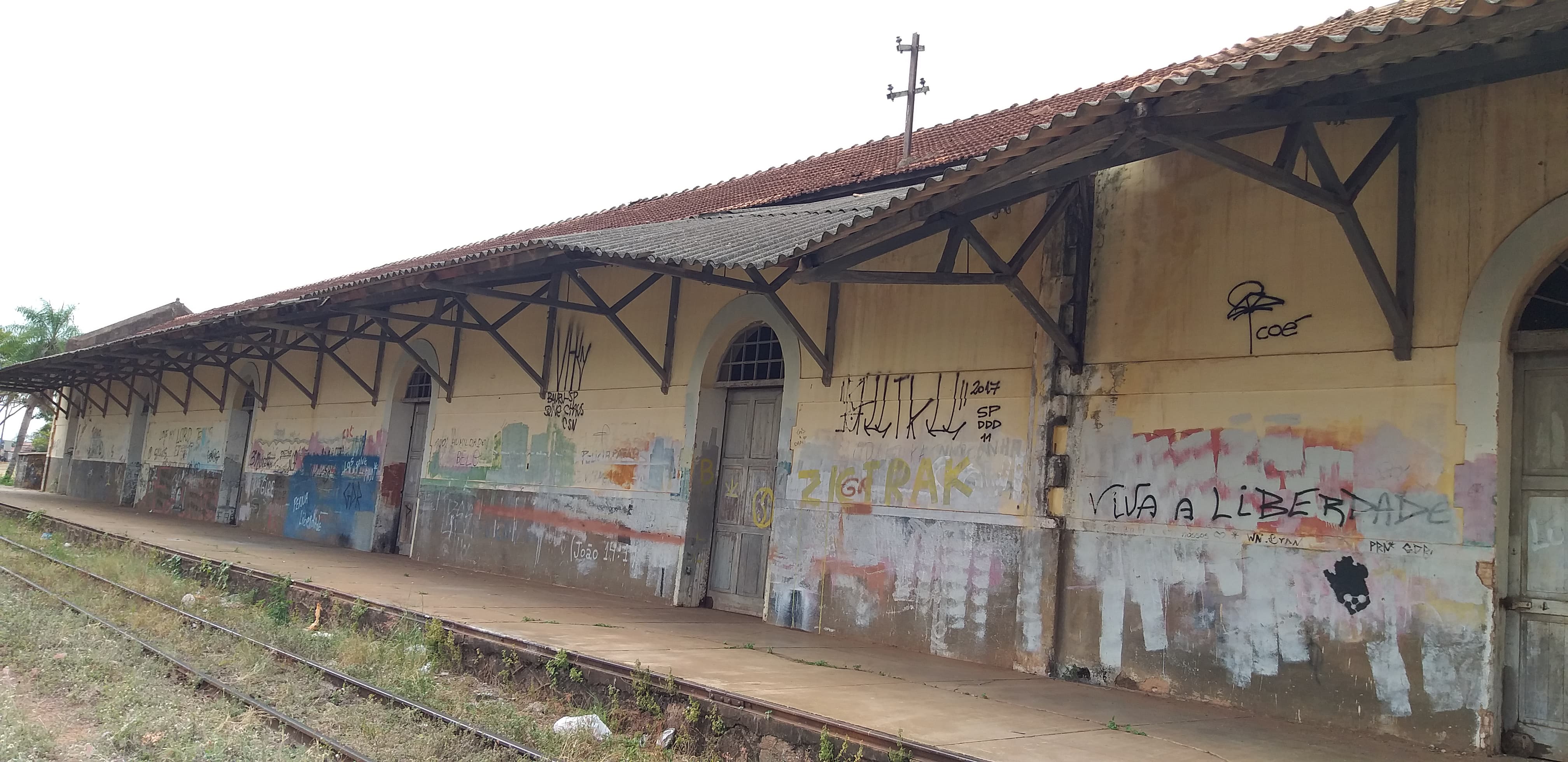 Ainda sem reforma, estação ferroviária continua abandonada