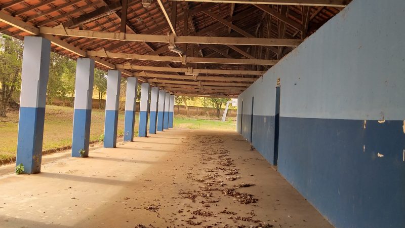 Sem manutenção, antiga escola Itelvina Ferreira sofre com falta de zeladoria