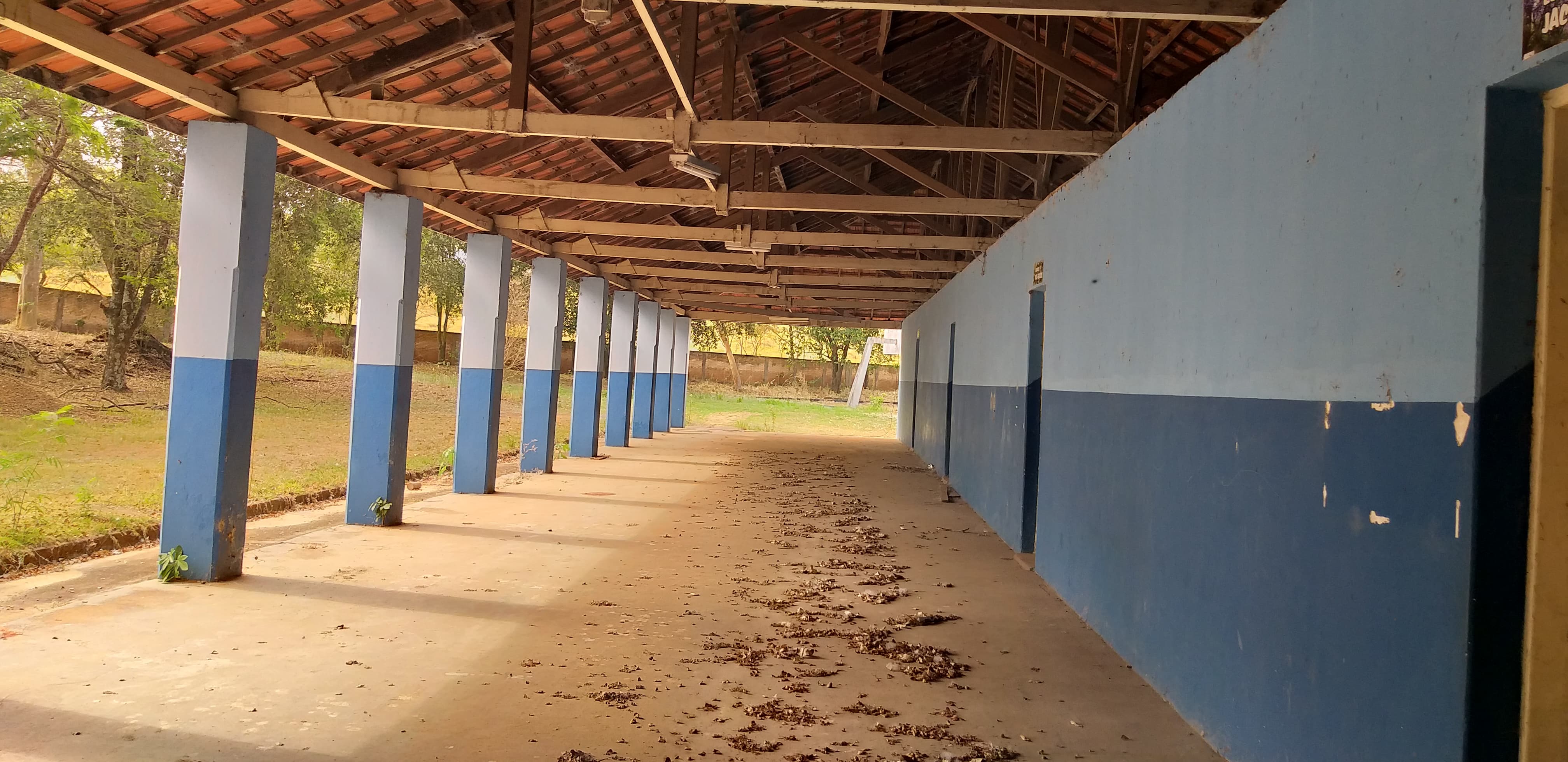 Sem manutenção, antiga escola Itelvina Ferreira sofre com falta de zeladoria