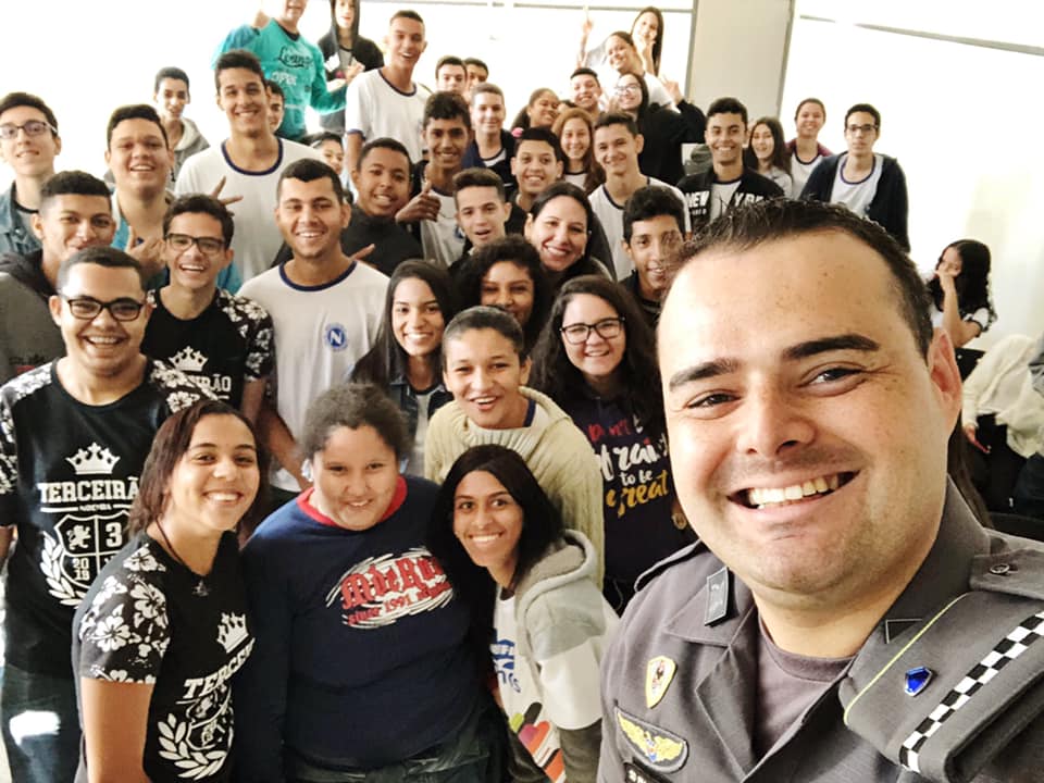 Polícia Militar realiza palestra sobre feminicídio para alunos da escola Noêmia Dias Perotti