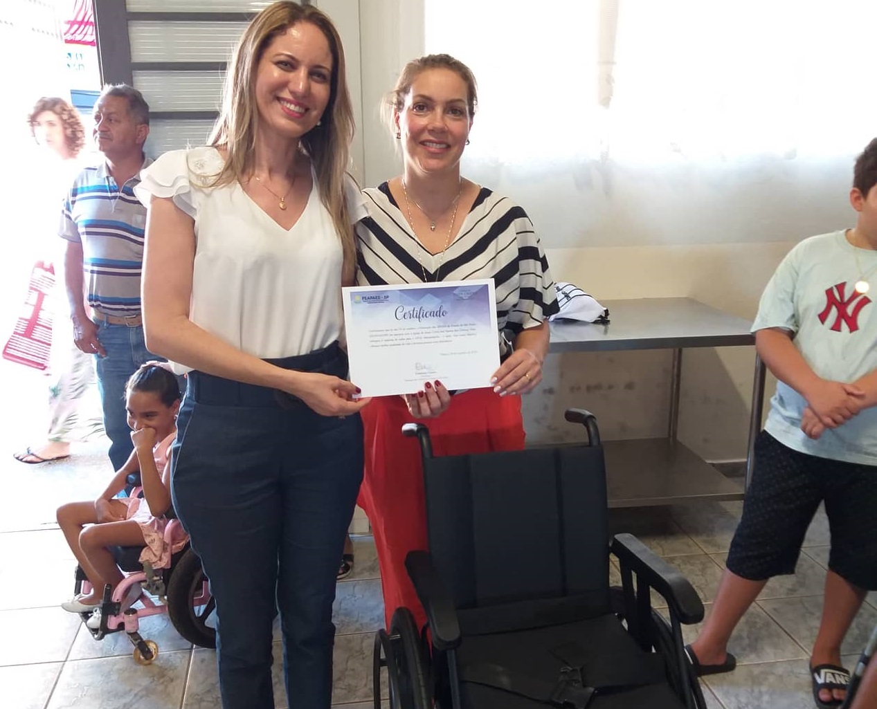 Apae de Mirandópolis recebe doação de cadeiras de roda da FEAPAES-SP