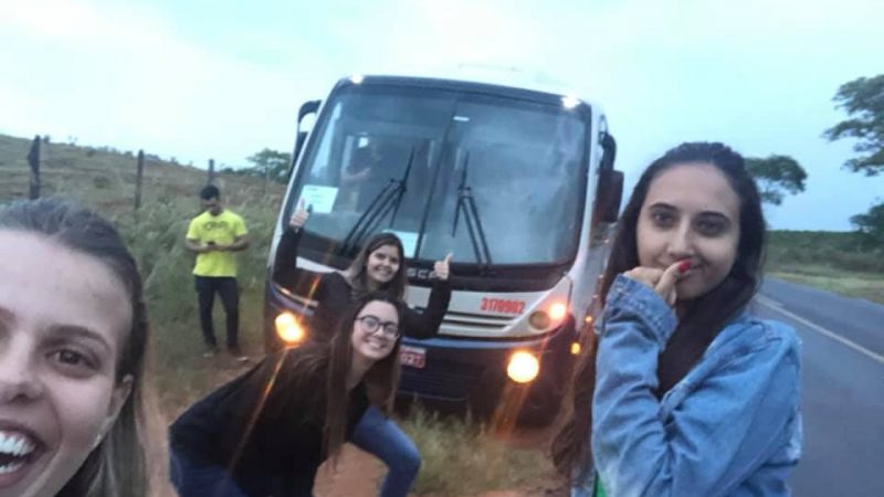 Universitários perdem provas após problema mecânico em micro-ônibus