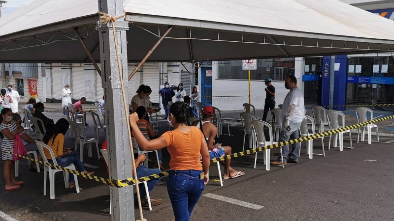 Prefeitura instala tenda em frente à Caixa para quem busca auxílio emergencial