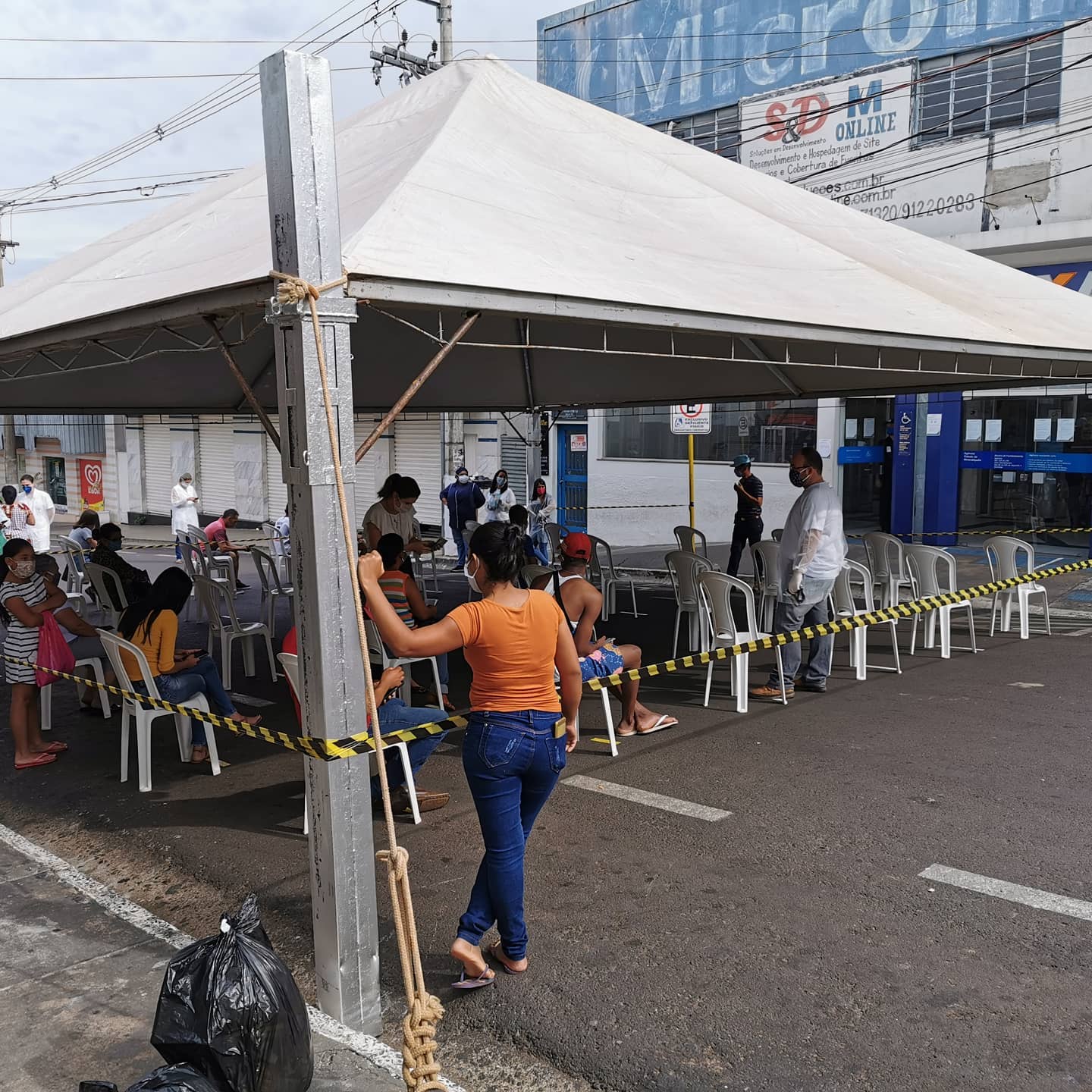 Prefeitura instala tenda em frente à Caixa para quem busca auxílio emergencial