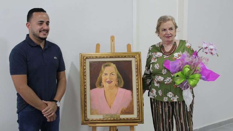 Ex-Prefeita Regina Mustafa é homenageada ao expor seu retrato na galeria do Paço Municipal