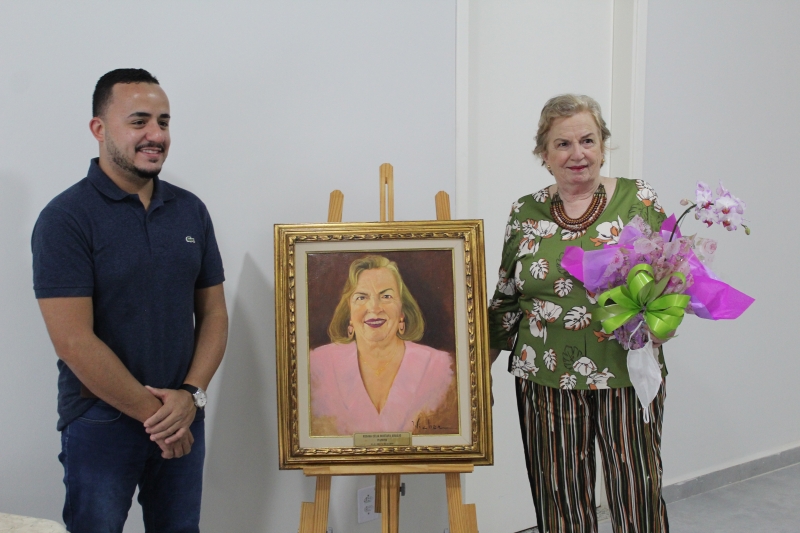 Ex-Prefeita Regina Mustafa é homenageada ao expor seu retrato na galeria do Paço Municipal