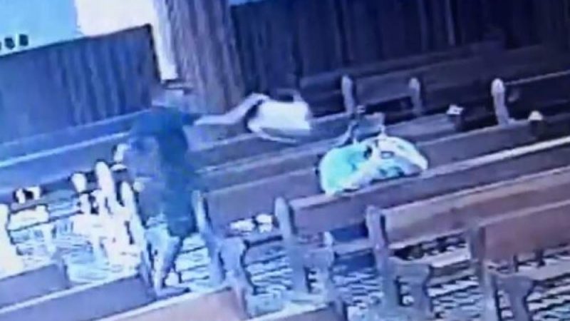 Câmera flagra jovem furtando bolsa de mulher durante orações em igreja; homem foi preso