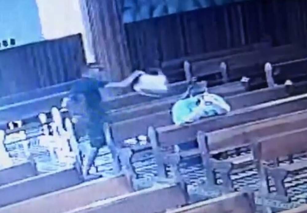 Câmera flagra jovem furtando bolsa de mulher durante orações em igreja; homem foi preso