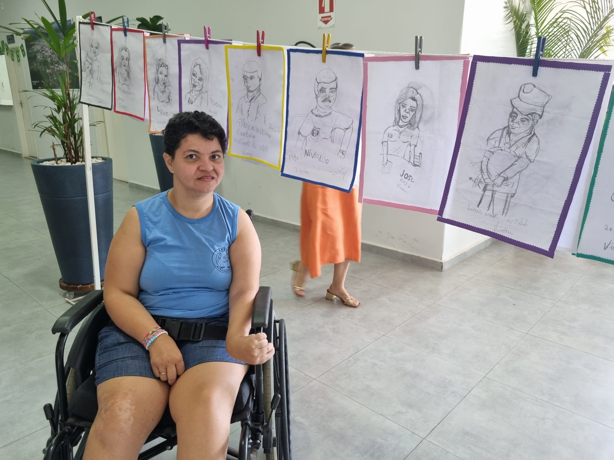 Valorização e inserção social: paço de Mirandópolis recebe exposição de desenhos de aluna da APAE