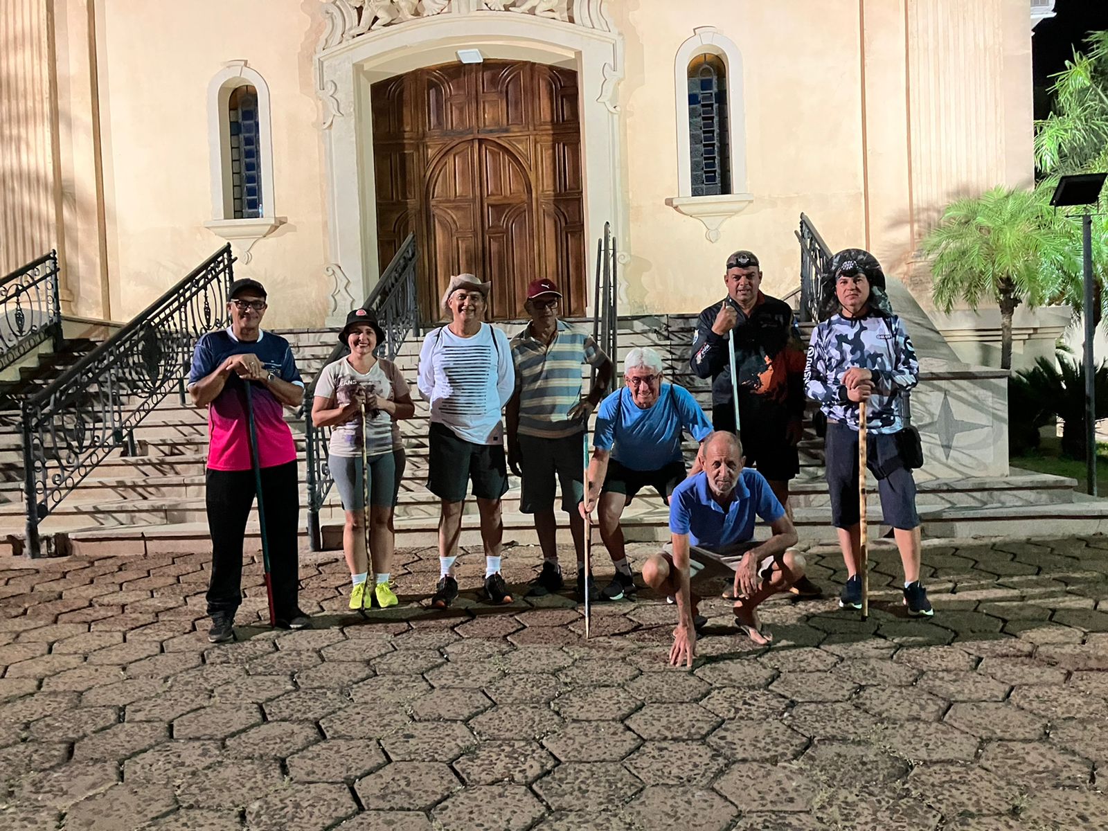 Grupo de amigos mantém tradição e percorre mais de 100 km em caminhada a Santo Expedito