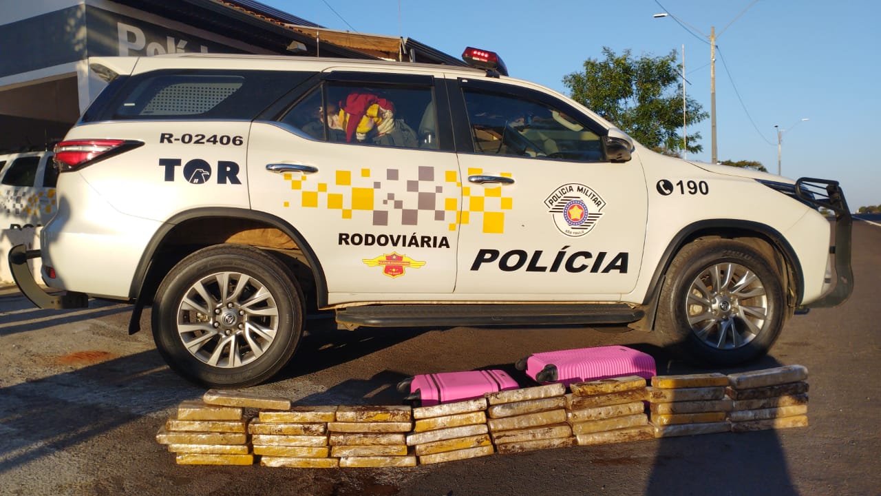 Frentista é presa com 41 tijolos de maconha na Marechal Rondon, em Andradina