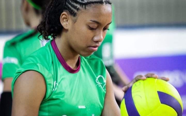 Buscando tornar-se uma atleta profissional, a mirandopolense Isabelli Martins conta os desafios enfrentados no vôlei