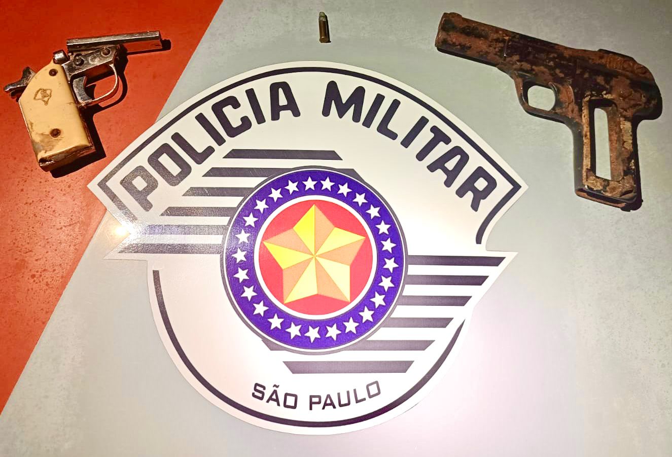 Em Mirandópolis, adolescente é surpreendido em via pública portando duas armas de fogo