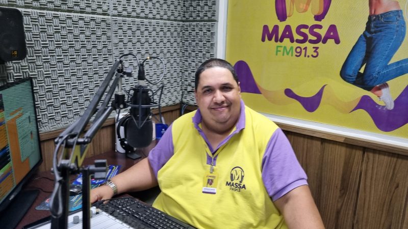 ‘Trabalhar no rádio sempre foi uma obsessão, graças a Deus posso viver diariamente essa minha paixão’, conta Anderson Santos