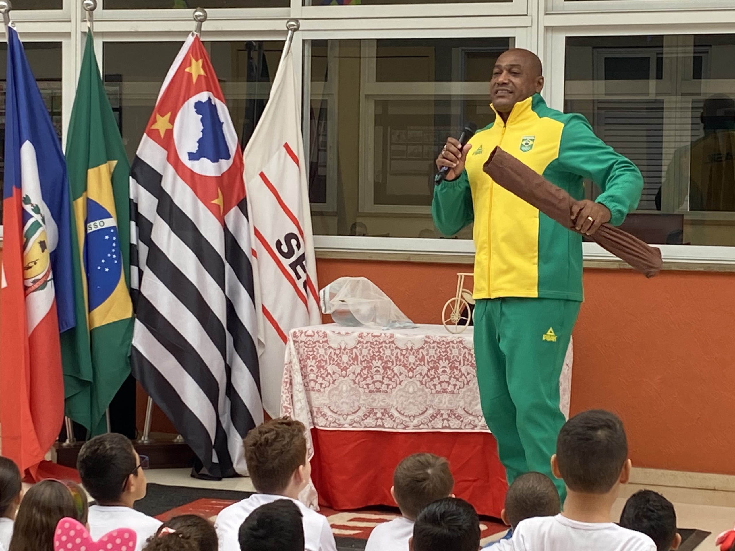 Ex-atleta olímpico Claudinei Quirino inspira alunos do SESI Mirandópolis com sua trajetória de superação