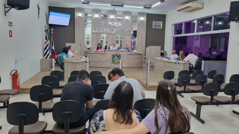 Vereadores cobram explicações de Mirão sobre a instalação de ar condicionado nas escolas e melhoria no trânsito próximo ao Supermercado Amigão