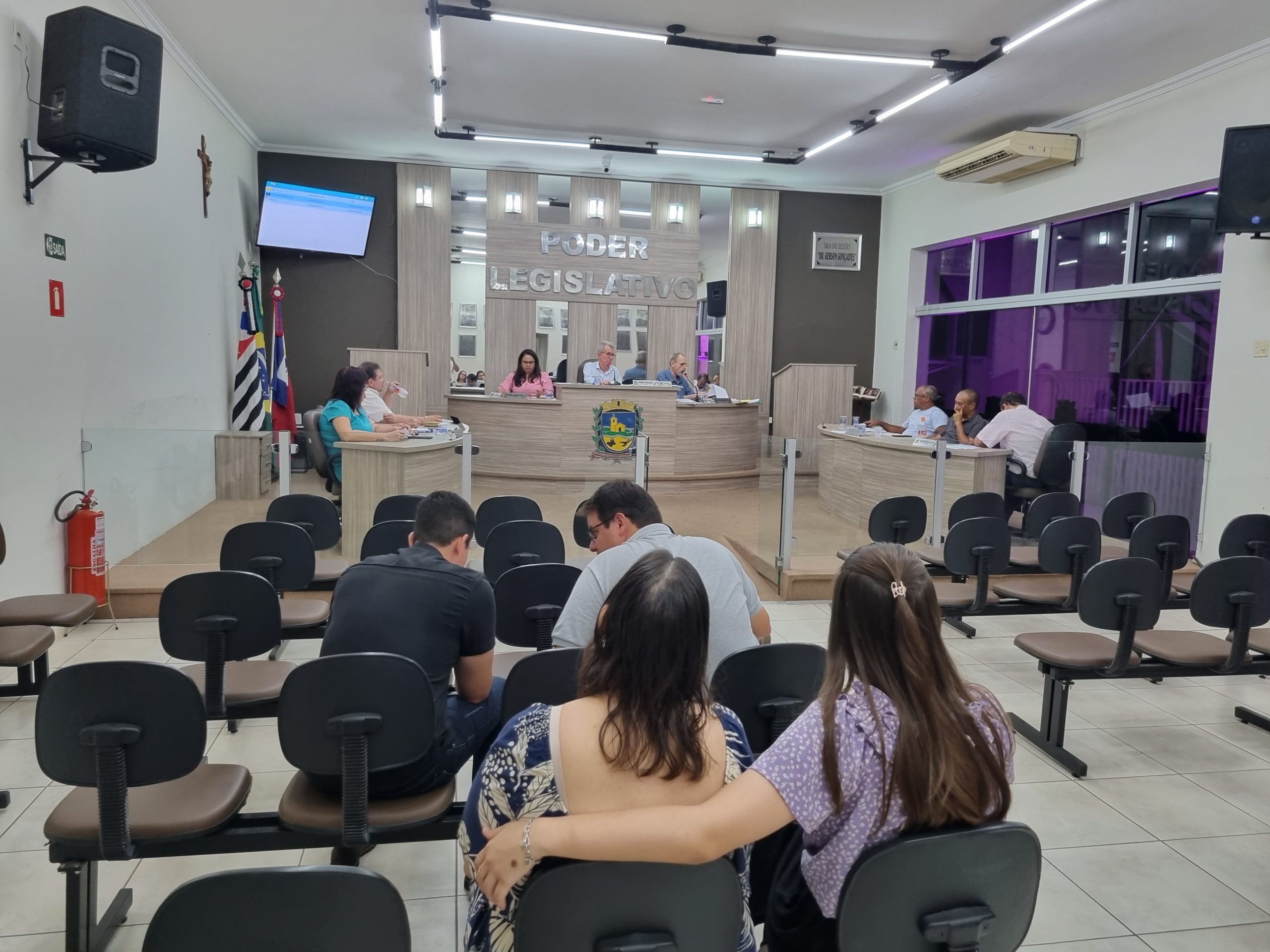 Vereadores cobram explicações de Mirão sobre a instalação de ar condicionado nas escolas e melhoria no trânsito próximo ao Supermercado Amigão