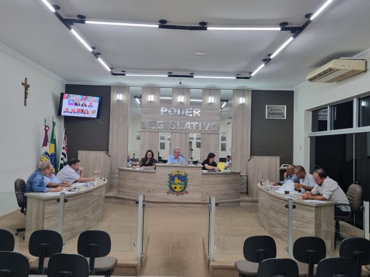 Com 1 projeto de lei e 1 moção de pesar, sessão é marcada por críticas dos vereadores ao prefeito Mirão