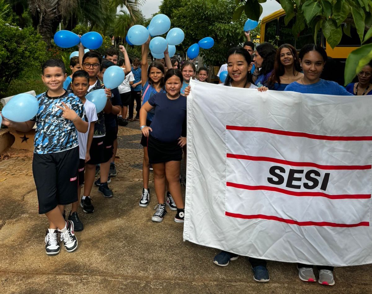 Passos de inclusão: Estudantes da Escola SESI de Mirandópolis marcham no Dia Mundial do Autismo em apoio à conscientização*