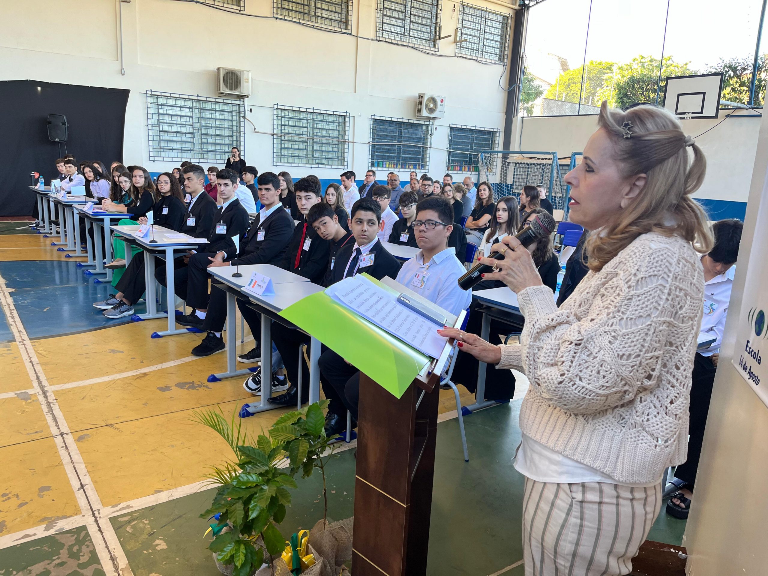 Escola 14 de Agosto – COC Mirandópolis simula a cúpula do G20 com o tema de conectividade e segurança da informação
