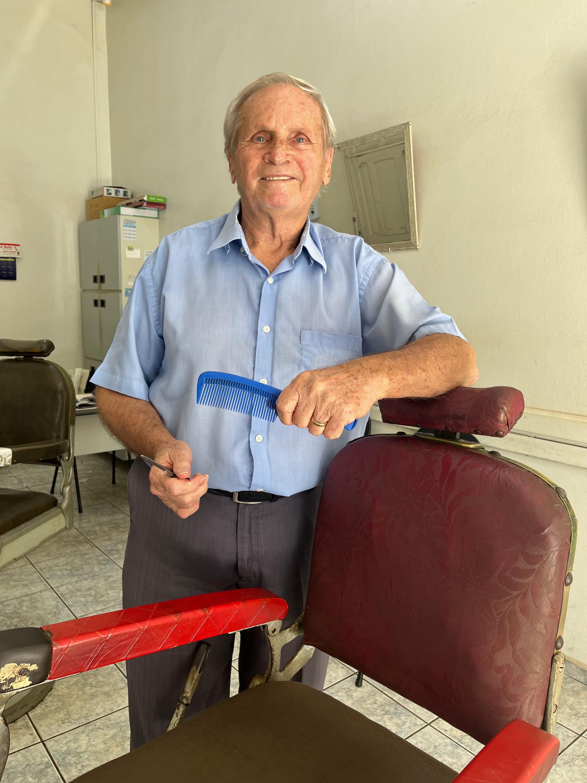 ‘Ainda trabalho porque sou apaixonado pela profissão. Espero continuar atendendo por muito tempo’, conta Dirceu Agassi, barbeiro há mais de 57 anos