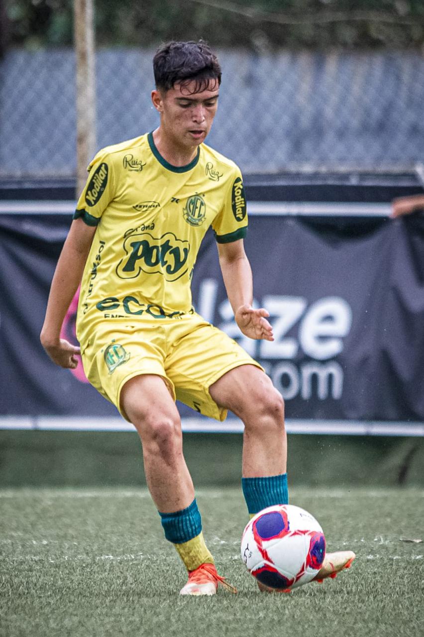 Jovem talento do futebol: a trajetória do mirandopolense Lucas Sant’Ana em busca do sonho