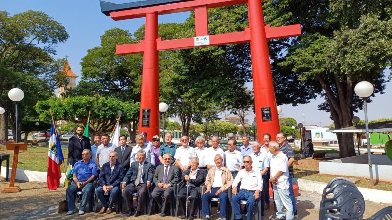 Mirandópolis e Takaoka celebram 50 anos de coirmandade com a instalação de Torii na praça central 